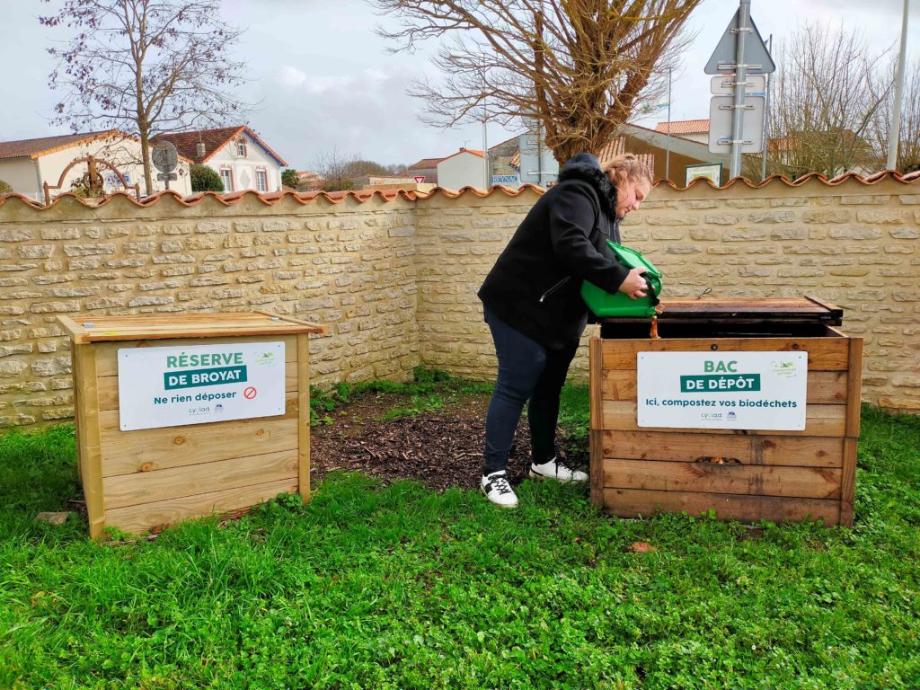Compostage partagé à Asnières-la-Giraud, rue du stade.